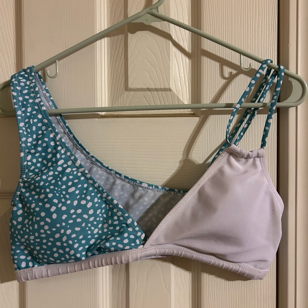 SHEIN bathing suit top size medium with adjustable straps comes with cups